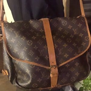 MONOGRAM CANVAS SAUMUR 35! great everyday bag